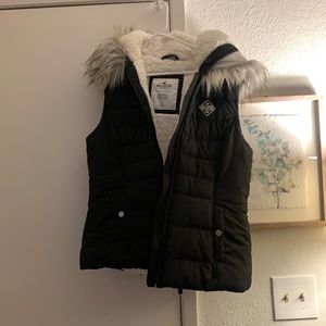 Black Hollister Puffer vest - hooded with fur